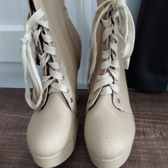 Boots - Picture 4 of 4